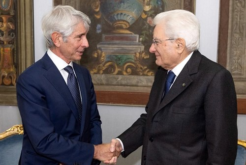 Il presidente Mattarella stringe la mano al ministro Abodi